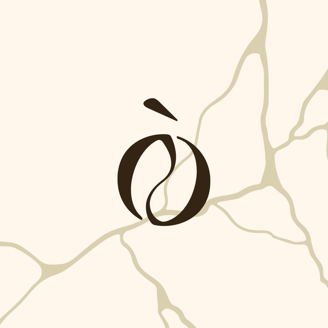 Simbolo grafico di Ribò, un chicco di caffè stilizzato derivato dalla lettera “ò”, su pattern visivo ispirato alla tecnica del kintsugi.