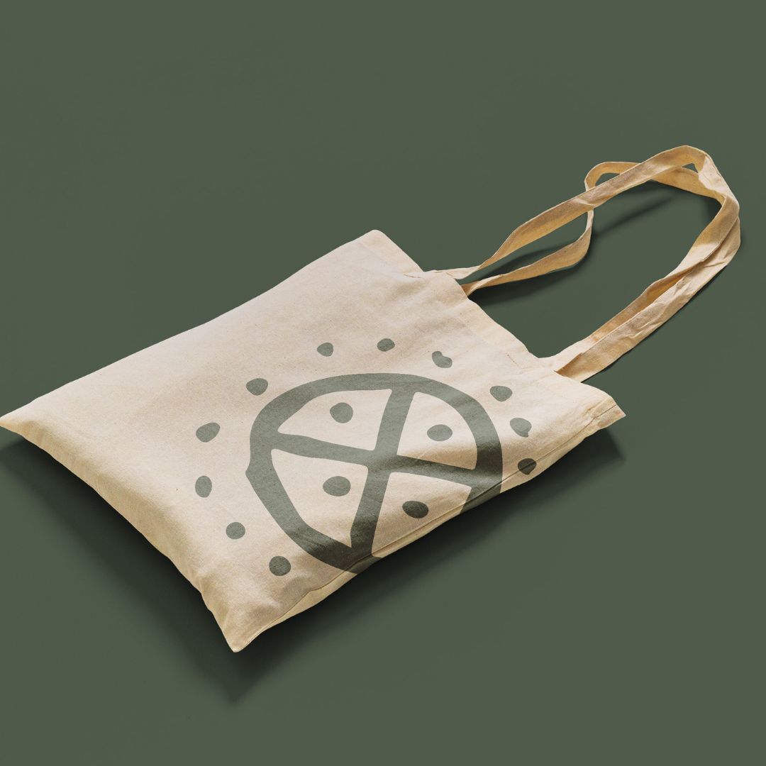Mockup della tote bag brandizzata Solstizio, con simbolo del logo e stile visivo coerente con l’identità di brand.