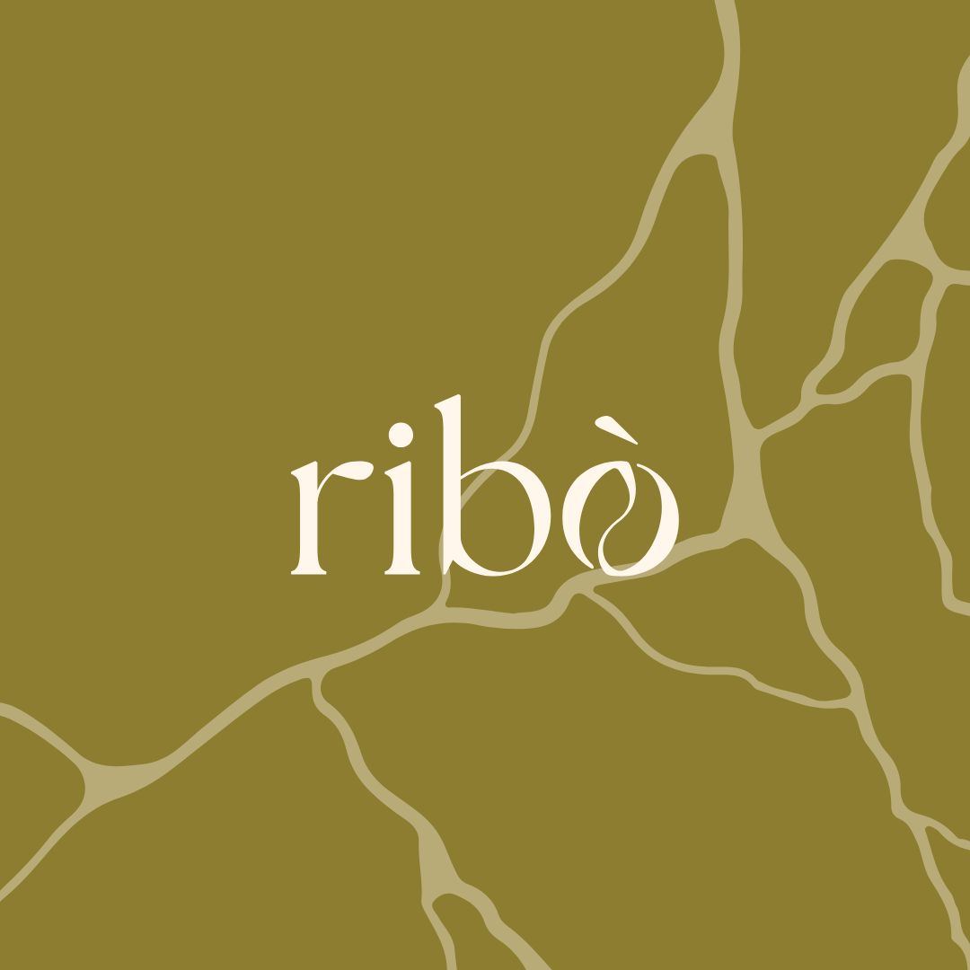 Versione orizzontale del logotipo Ribò con lettering completo e pattern visivo, su sfondo verde oro.