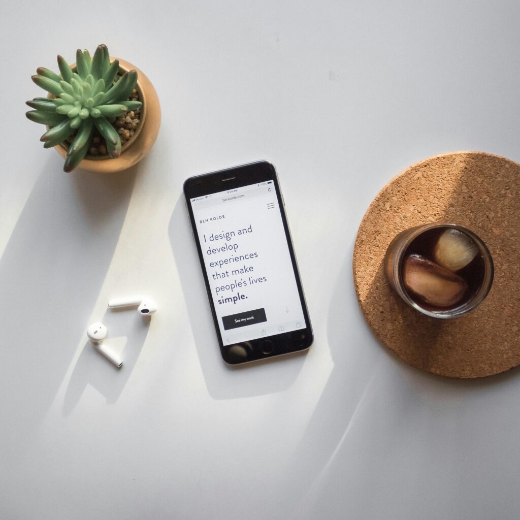 Esempio di sito web responsive visualizzato su smartphone con design pulito