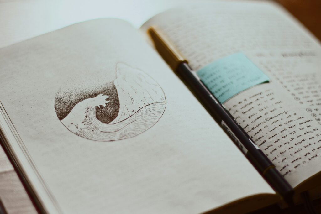 Disegno creativo su quaderno aperto, simbolo di espressione visiva e unicità del brand