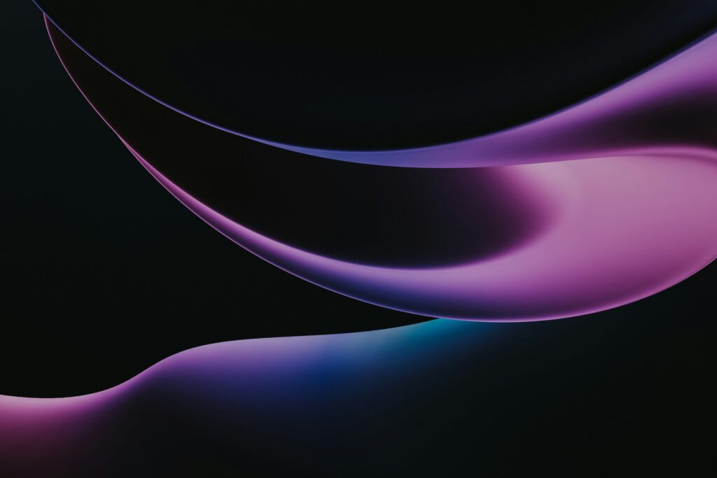 Forme fluide viola e blu su sfondo nero, esempio di tipografia liquida o background Y2K