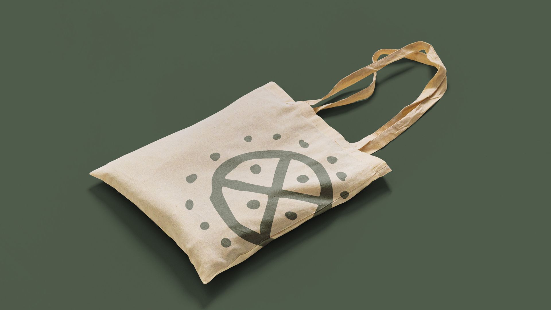 Mockup della tote bag brandizzata Solstizio, con simbolo del logo e stile visivo coerente con l’identità di brand.