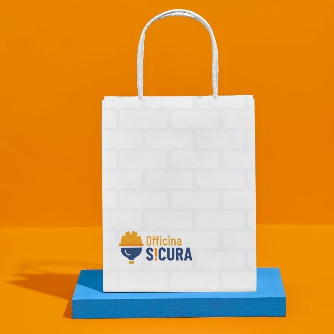 Borsa shopper bianca con logo Officina Sicura blu e arancio stampato, esempio di merchandising.