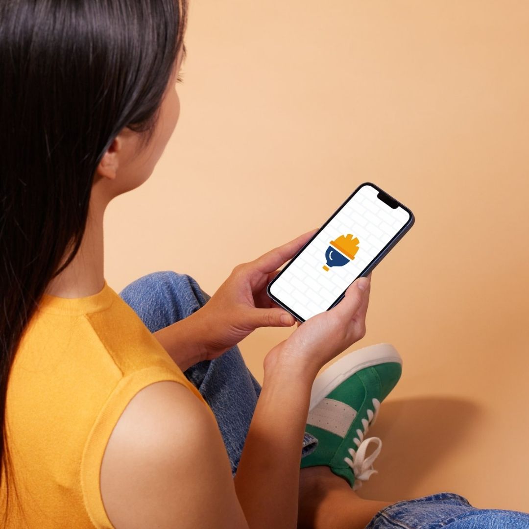 Donna che guarda il logo Officina Sicura a colori sullo schermo del suo smartphone.