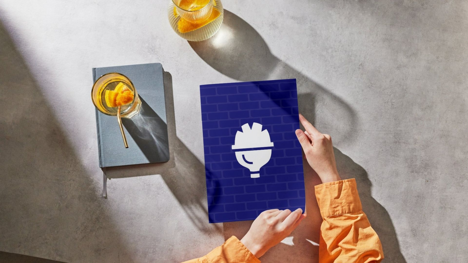 Cartellina brandizzata Officina Sicura con logo bianco su sfondo blu | Bazza Studio