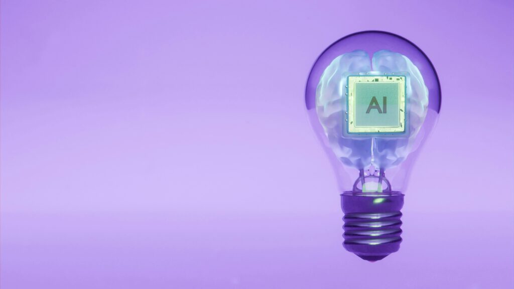 Lampadina viola con chip AI al centro, simbolo dell’innovazione portata dall’intelligenza artificiale nella grafica.