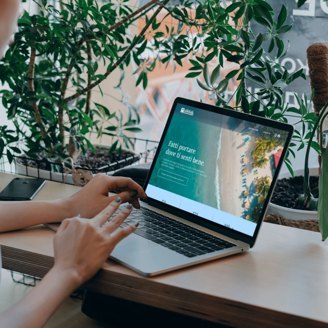 Anteprima della homepage Airmar visualizzata su laptop, che mostra il design moderno e la nuova interfaccia grafica.