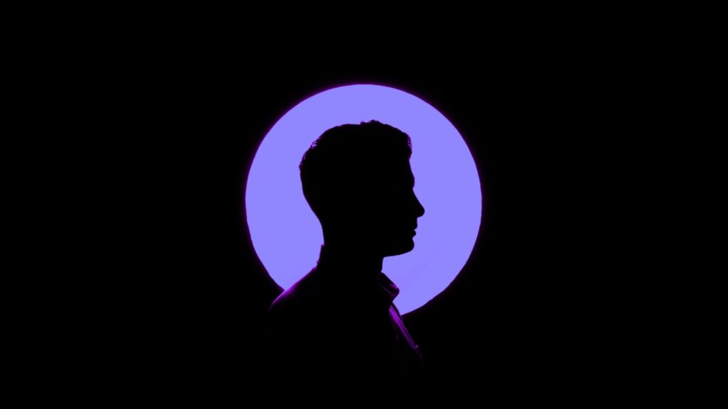 Silhouette di un uomo su sfondo circolare blu, simbolo della centralità della persona nel design