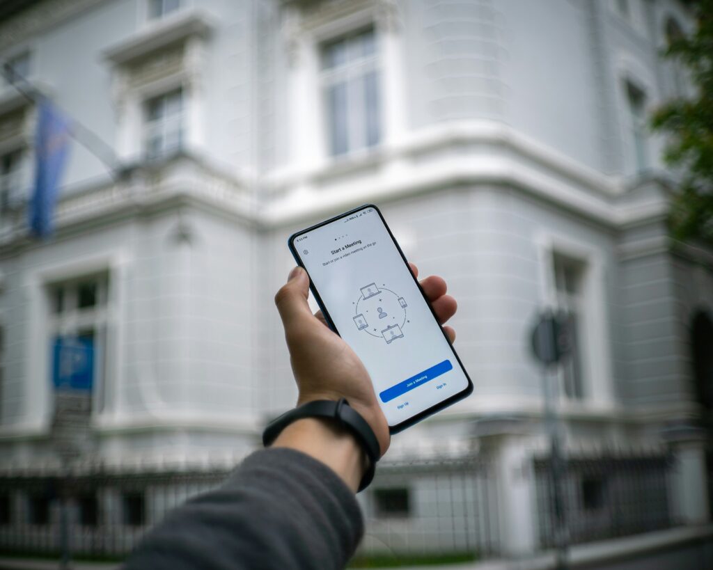 Uomo tiene in mano uno smartphone con un’app aperta, simbolo di design centrato sull’utente